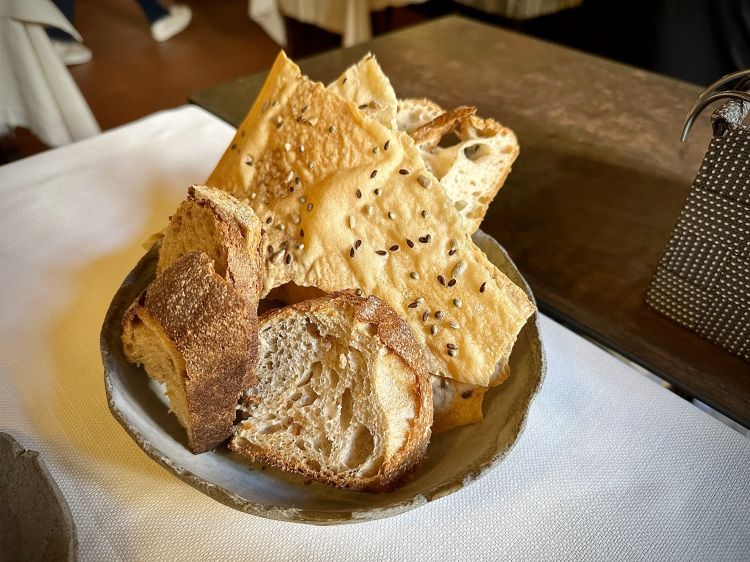 Il cestino del pane, comprendente anche un tipo carta da musica e la focaccia