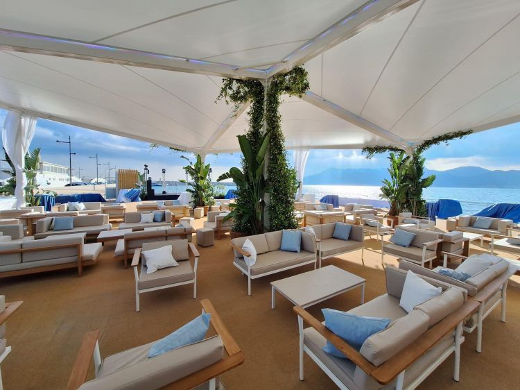 Il lounge bar opposto al ristorante Poniente all
