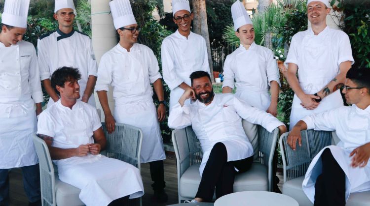 Al centro, Ivano Ricchebono, chef del ristorante T