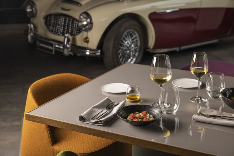 Tavolo con auto storica al ristorante Olio di O
