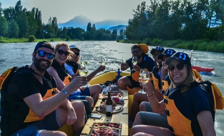 Degustazione di vini dopo session di rafting nel f