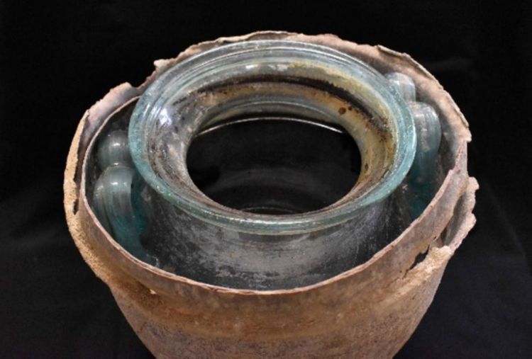 E IN SPAGNA ECCO IL VINO CHE HA 2000 ANNI - È stato ritrovato, a Carmona, in Andalusia, ancora liquido dopo più di 2.000 anni, il vino più antico del mondo. Era all'interno di un'urna funeraria, insieme a un anello d'oro e ai resti cremati di un antico romano sepolto nella necropoli della città. Lo studio dei reperti è pubblicato su Journal of Archaeological Science: Reports dai ricercatori dell'Università di Cordova. Per accertare cosa fosse quel liquido rossastro, i ricercatori hanno condotto una serie di analisi chimiche: i risultati dimostrano che è vino, probabilmente vino bianco che col passare del tempo ha poi assunto una colorazione rossastra. Contiene sette particolari polifenoli che sono presenti anche in vini moderni dell'Andalusia. Risale al primo secolo dopo Cristo, dunque è a tutti gli effetti il vino più antico al mondo: conquista così il primato detenuto finora dalla bottiglia di vino di Spira, in Germania, scoperta nel 1867 e risalente al quarto secolo dopo Cristo. Foto dell'Università di Cordova