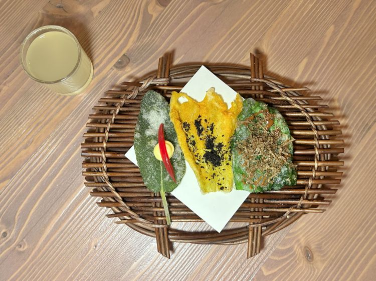Frittini per iniziare: Salvia fritta con maionese alla senape e cipolla marinata; Fiore di zucca fritto con polvere di olive, curry e limone; Bieta fritta con pasta di nocciole e tartufo nero. Al termine della sequenza dei fritti viene servito un succo di limone aromatizzato al basilico, pensato per rinfrescare il palato