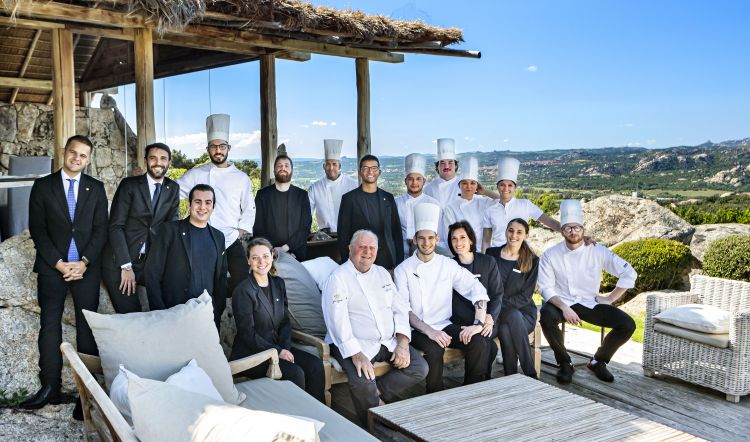 Il dream team di sala e cucina del Petra Segreta, pronto ad accogliere gli ospiti per questa nuova stagione estiva
