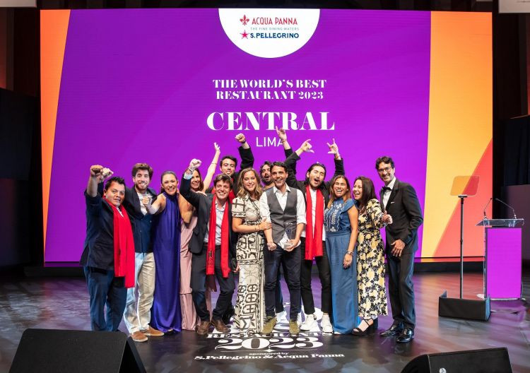 The Central team during the announcement of the award, on the stage of the Ciudad de las Artes y las Ciencias in Valencia. The dedication on Instagram: "Agradecimiento infinito. A los cientos en casa, a los miles y millones en Peru"