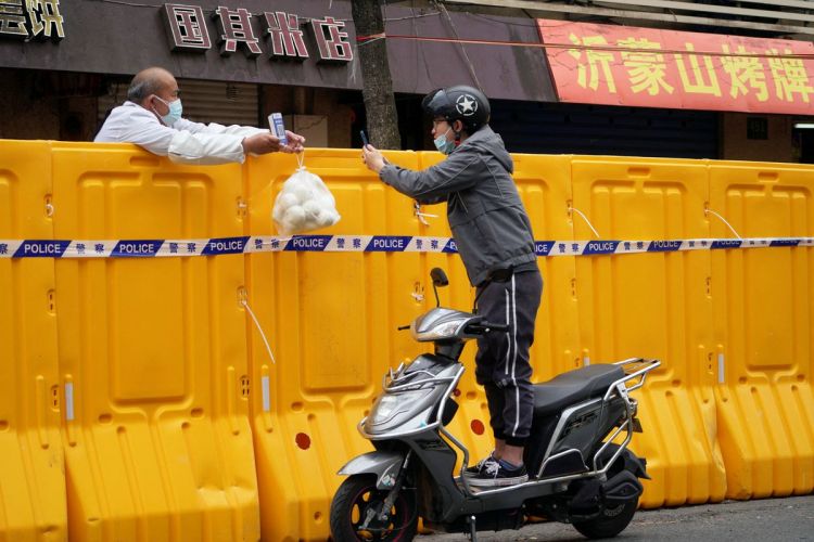 Acrobatics to buy food in Shanghai, today (photo R