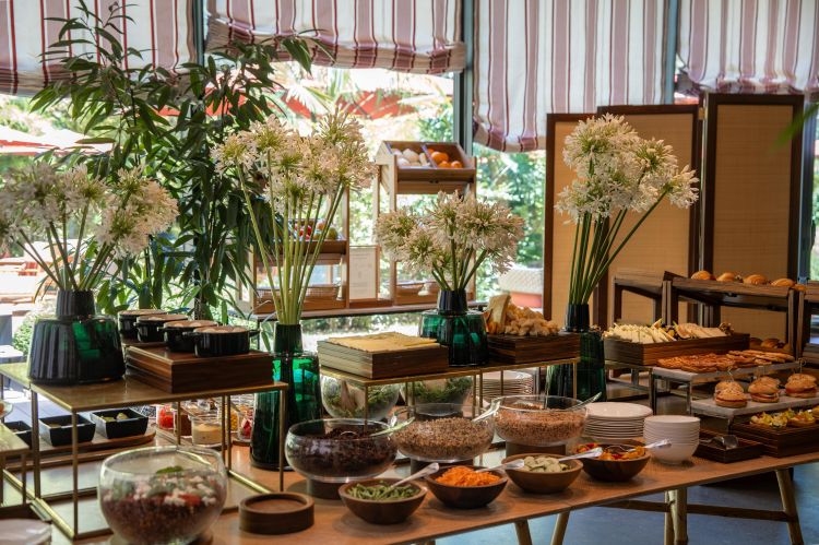 Ricco e variegato, il buffet del brunch domenicale include tra gli altri, anche insalate, verdure fresche e altri prodotti stagionali da abbinare a farro, riso venere e cous cous

