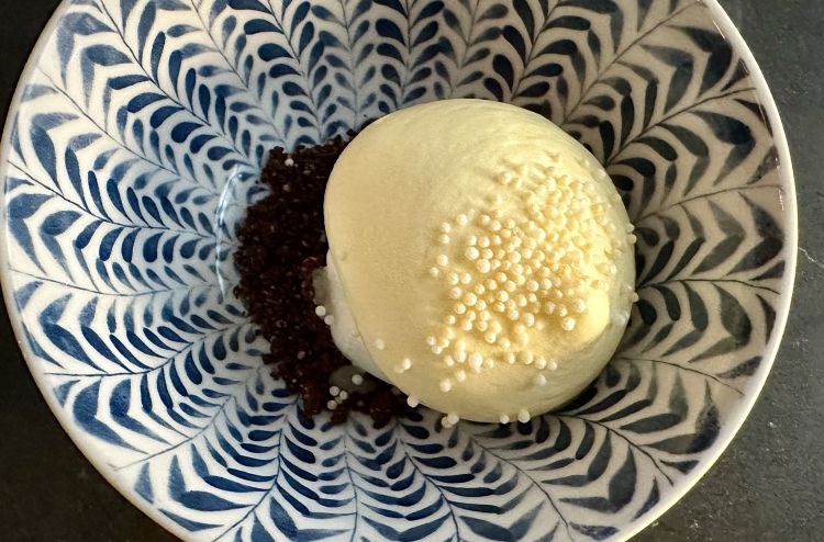 Un altro dolce: Gel di yuzu, terra di cacao, pepe timut, gelato al fiordilatte, crema inglese al sifone, masago arare (palline tostate che danno un sapore forte, che stacca). Anche questo è un signature del locale
