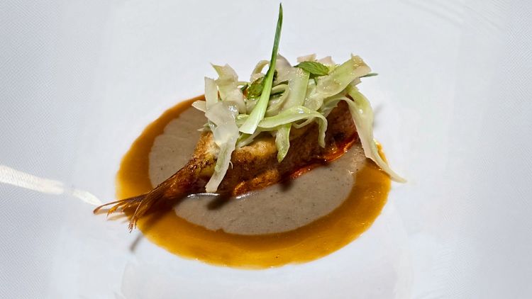 Dedicato a Roma Triglia Caput Mundi: triglia di scoglio scottata con salsa di alici, riduzione di triglia e insalata di puntarelle