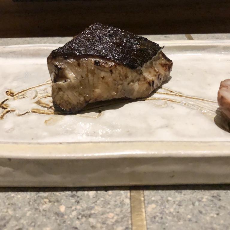 Il miglior black cod che chi scrive abbia mai mangiato, con un superbo abbinamento di castagne. Il pesce viene marinato in un miso che ancora è in fermentazione
