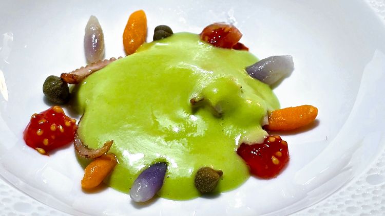 Moscardino grigliato con patate viola e patate dolci, capperi, pomodori e salsa alle olive verdi