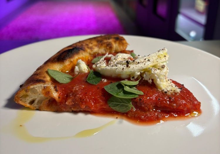 Vulcanica: «Entra nel forno solo con paté di olive caiazzane al 60%. Dopo la cottura, aggiungo il pomodoro lungo dell'agro sarnese già cotto. La mozzarella di bufala fresca viene sfilacciata con le mani, senza tagliarla, per non perdere una goccia del suo latte, e posizionata sul caldo del pomodoro e della pizza. Poi capperi disidratati sbriciolati» Franco Pepe