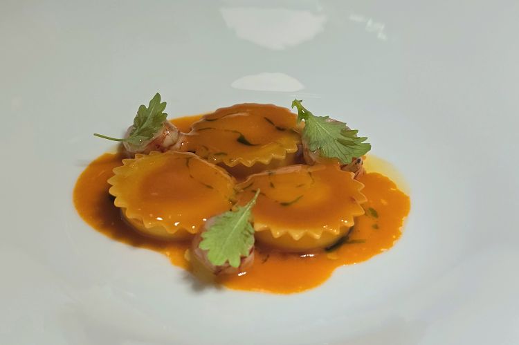 Bottone al cremoso affumicato, essenza di crostacei e gambero rosso
