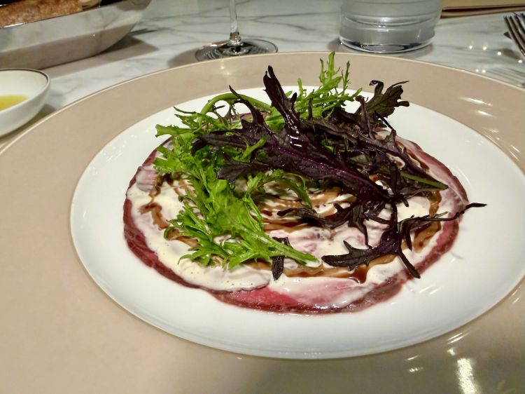Roast-beef di Wagyu di Kunamoto con salsa di olive taggiasche, misticanza e senape