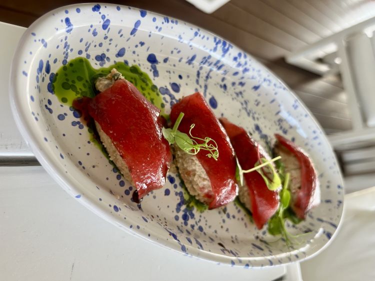 A Cala Masciola ci ha colpito il "sushi" pugliese: della specialità giapponese c'è solo la forma e non la sostanza, composta da panzanella, cocomero, panzanella (acqua sale) e miso di ceci
