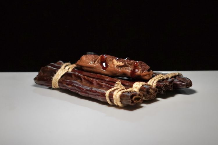 Carruba: all’interno si trovano una madeleine alla carruba, estratto e namelaka dello stesso frutto. Anche la glassa di cioccolato è realizzata a partire dalla carruba, che diventa così materia esclusiva dell’intero boccone.
