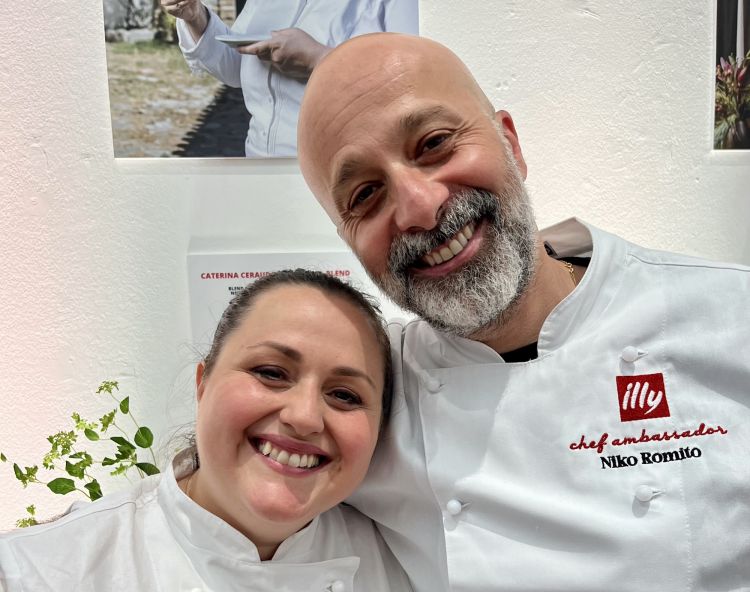 Caterina Ceraudo e Niko Romito, allieva e maestro insieme alla Fondazione Re Rebaudengo per l’evento “breakfast with the stars” di Illy, un’esplorazione tra il mondo del caffè e quello del gusto. Niko era felice del suo piccolo passo in avanti, al 18mo posto (era 19mo nel 2024)