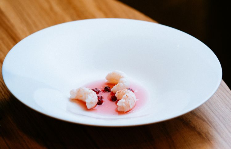 Code di scampi al vapore, aceto alle rose, alloro, melograno: il mare e il floreale
