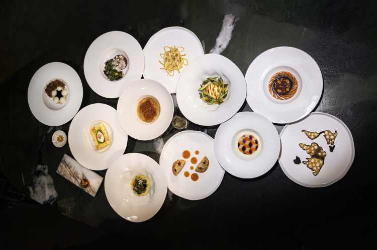 Il menu degustazione "Voci" prevede 7 passaggi (più assaggi iniziali e piccola pasticceria) e costa 90 euro