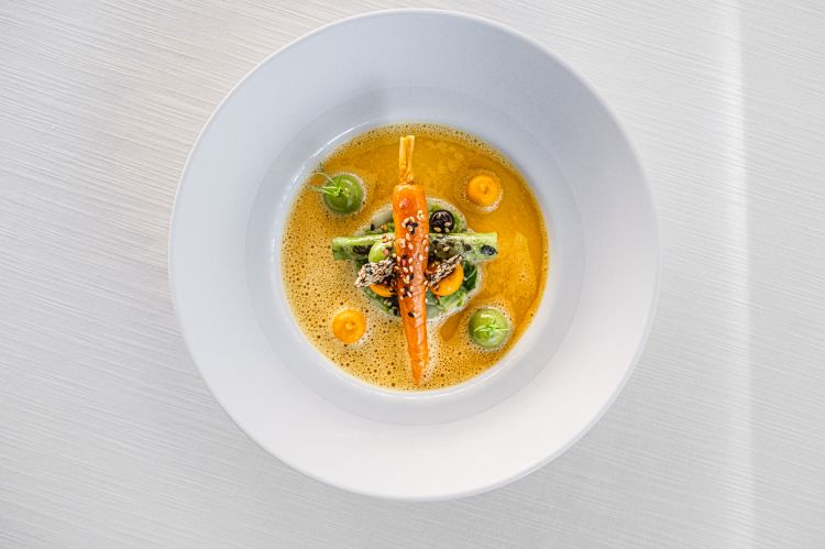 Two types of spicy carrots in carrot-kimchi broth, green carrot cream, shallots, Bruchenbrücken chickpeas, macadamia nut crunch. Perhaps the most interesting because it shows how far you can go, in terms of textures and flavours, with a simple carrot
