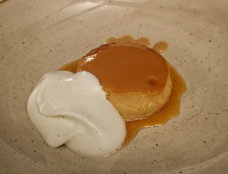 Flan de dulce de leche, un classico della cucina argentina popolare e casalinga, reinterpretato aggiungendo direttamente il dulce de leche nel composto flan (di solito viene servito a parte) che in questo caso viene accompagnato con crema chantilly e poche gocce di salsa di dulce de leche. La presentazione è un po’ povera rispetto agli altri piatti, ma è il flan più buono mai assaggiato
