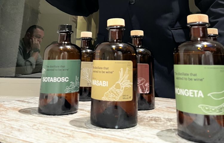 Distillati da pasto
Disfrutar, Barcellona 
Uno dei maridaje col cibo più interessanti provati è firmato ancora dai ragazzi di Disfrutar. È il frutto di una sperimentazione condotta con una distilleria catalana che produce gin personalizzati per ristoranti e cocktelerie. Durante il pasto sono serviti distillati con aromi di vario genere: calçot (cipollotto), sottobosco, wasabi, judia verde (fagiolini), ceps (funghi porcini), erizos (ricci di mare). Il tenore alcolico elevato di ognuna di queste distillazioni (75-80% vol.) è diluito con l’acqua fino a raggiungere i 16%-18% vol., la stessa gradazione per cui anche gli scozzesi sono soliti pasteggiare a tavola col whisky o i francesi col cognac. Le varietà dei gin sono infinite, quanto le bothanical che li possono comporre: il sommelier Rodrigo Briseño parlava di sperimentazioni condotte anche con diversi tipi di alghe, fragole, jamon iberico… Con un grande vantaggio: si possono esperire aromi in stagioni in cui quegli ingredienti non si trovano in natura
