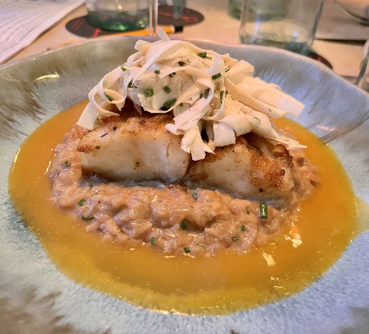 Carmen. Robalo alla griglia, risotto con arroz de coco, palmito fresco del Putumayo e agrodolce di chontaduro, palma di Quibdó, Colombia
