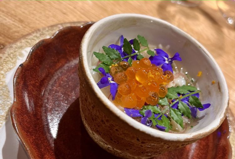 Chawanmushi di granchio reale, uova di salmone selvaggio su un consommè di jamon iberico ricavato dalle costolette del maiale
