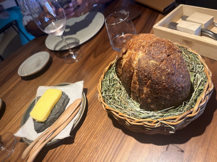 Pane e burro di centrifuga
Pane con farina di farro, frumento e segale e, accanto, un burro "demodè" (ha sostituito il burro montato che serviva all'inizio). Per un chilo di burro, occorrono 25 litri di latte. Spalmate compulsive
