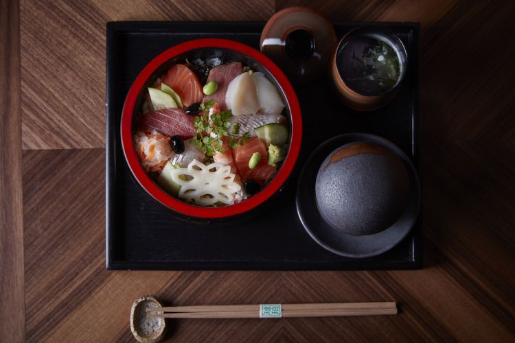 Un possibile set da pranzo di sushi e sashimi
