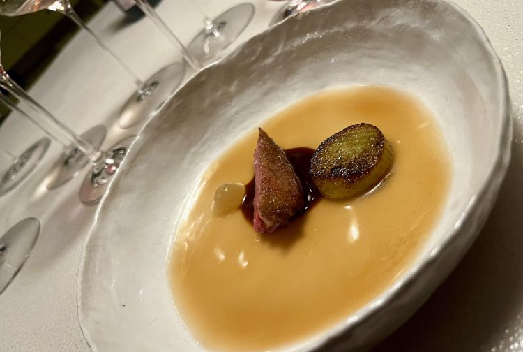 Luppolo, kiwi, topinambur e colombaccio
Topinambur e colombaccio, okay. Ma qui la sfida era introdurre e accomodare degnatamente elementi disturbanti come il luppolo (l'amaro) e l'acido (il kiwi). Trovare accordi nelle discordanze