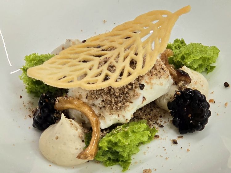 Monte Fossa. Dedicato a Monte Fossa delle Felci, vulcano estinto nella zona orientale di Salina, alto quasi 1000 metri, è la montagna che diventa dessert. Gelato alla nepitella, mousse di castagne, finocchietto, funghi in agrodolce, cioccolato, terra di funghi e cialda croccante. Tipico esempio di come con un piatto si possa trasformare un paesaggio in esperienza gastronomica: ogni elemento del dessert richiama una parte del monte. Interessanti contrasti tra la dolcezza della mousse di castagne, la freschezza della nepitella, la complessità dei funghi in agrodolce e l'amarezza del cioccolato