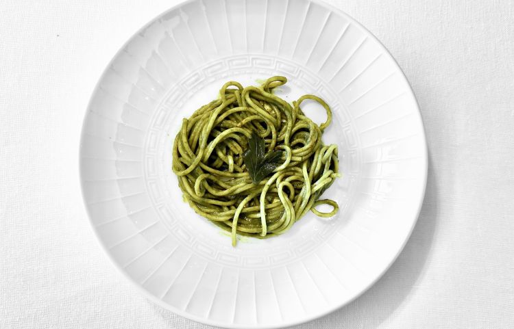 Spaghettino freddo, prezzemolo e peperoncino - Un passaggio di transizione verso il dolce, nel quale la temperatura diventa un ingrediente vero e proprio, al pari di prezzemolo e peperoncino. Il freddo accentua la parte minerale del prezzemolo e la componente piccante. La funzione è quasi quella di un sorbetto gastronomico, capace di rinfrescare il palato prima dei dessert: magistrale