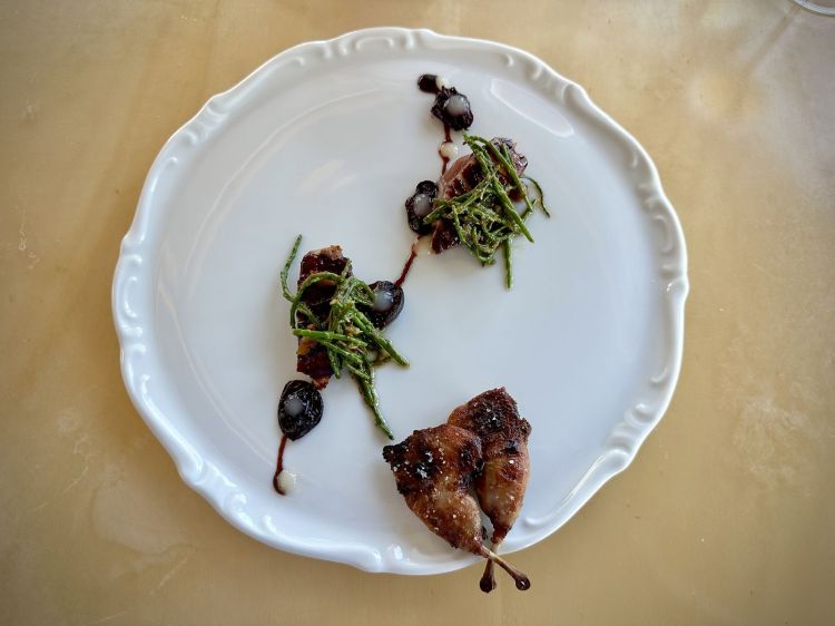 Quaglia cotta sulla brace (petto e coscette, marinate nel koji), salicornia, gel di cardamomo, ciliegie