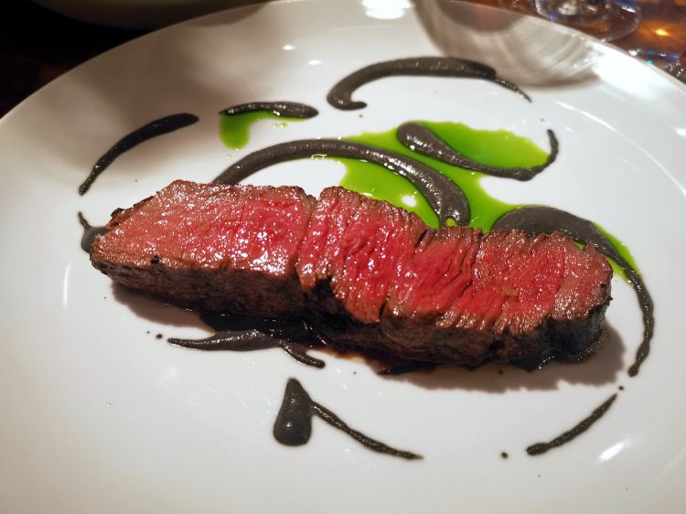 Ojo de bife maturato per 72 ore nel koji, olio di coriandolo, salsa di sesamo nero
