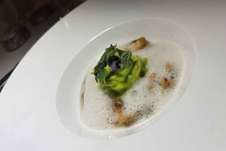 Pici in verde, conchigliacei, basilici. Serviti tiepidi, i pici si giovano delle sapidità naturali di cozze, vongole, cannolicchi e cicale