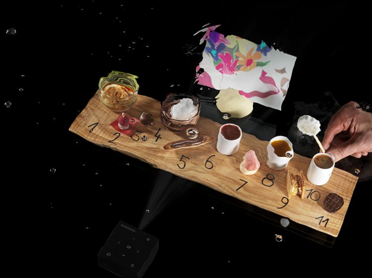 2011 - Proiezioni
Le proiezioni si legavano al video Luce Fluida, «In cui era simboleggiato, attraverso un disegno infantile, ciò che in realtà consciamente o inconsciamente cerchiamo in una pietanza»