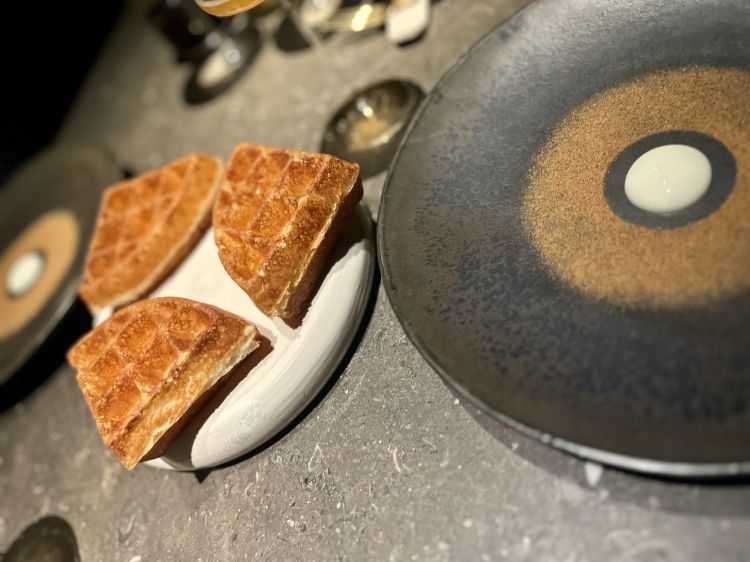 Raclette Waffle
Un golosissimo waffle ripieno di formaggio, da spezzare con le mani e intingere in una goccia piuttosto acida di yogurt, impreziosita dalle note pungenti di una polvere di kimchi disidratato
