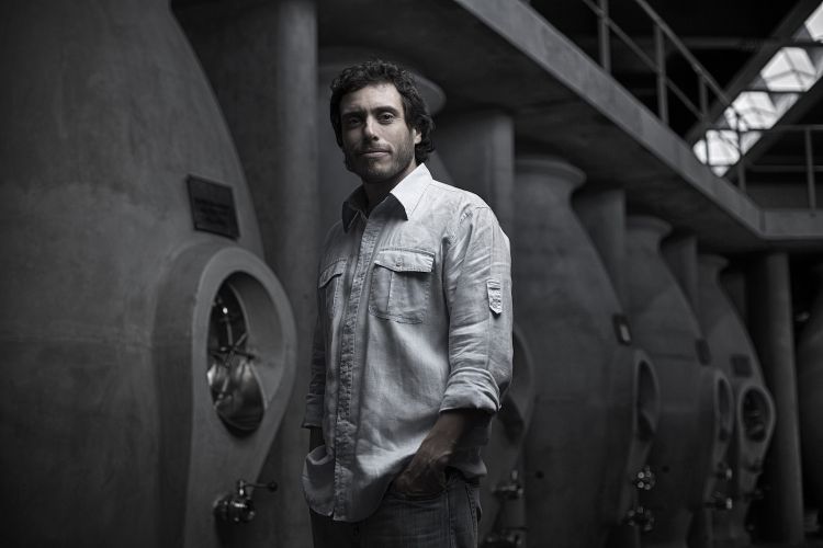 Sebastián Zuccardi e le vasche di cemento tronco coniche disegnate da lui stesso. Ci sono voluti sei anni di lavoro e ricerca con la sua squadra di agronomi per progettare queste vasche, brevettate Zuccardi
