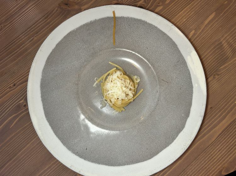Spaghetto Tonico. In aggiunta al percorso, un classico di Gorini (crediamo sia almeno del 2019: ben prima di tutto l'hype sulle paste in bianco): spaghetto Mancini mantecato con burro alla genziana e completato con pecorino del Casentino. Nel piatto viene posta anche una scorza di bergamotto candita, da mangiare alla fine per riequilibrare il palato