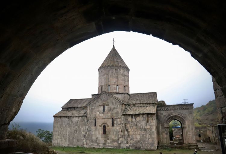 Il monastero di Tatev, eretto nel IX secolo nell'Armenia sudorientale. Si raggiunge attraverso la funivia aerea più lunga al mondo
