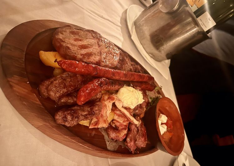Le specialità di carne alla griglia di Tri Sesira