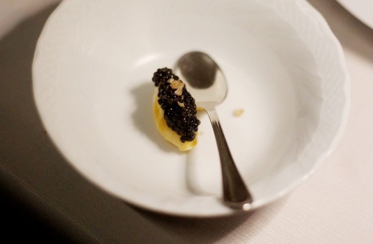 In extremis è arrivato anche Giancarlo Perbellini, che si è premurato che i suoi ragazzi venissero a preparare un grande classico di fine pasto ai Dodici Apostoli di Verona: Zabaione ghiacciato con caviale affumicato. Alè!
