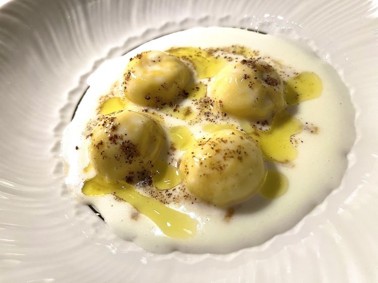 I succulenti Ravioli di ricotta, latte e ginepro. Precedeva un altro primo interessante, Riso all’olio con piselli e finocchietto, mantecato a partire da un gelato, di piselli e olio appunto
