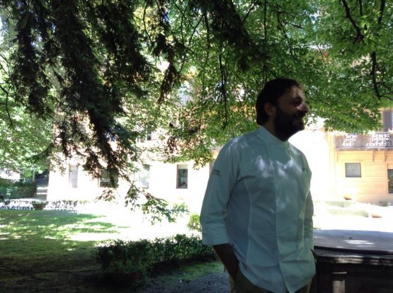 Ugo Alciati all'ombra del suo ristorante Guido, ne