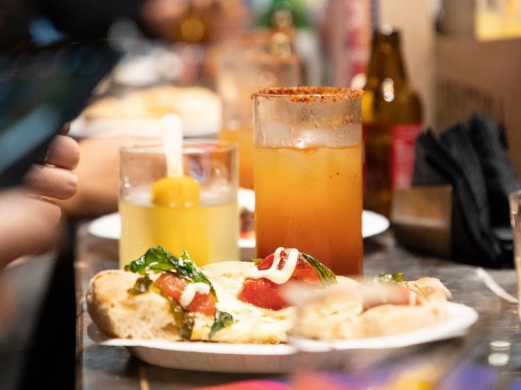 Piccole pizze pensate per stare accanto ai cocktail, non sopra di loro, dal pizzaiolo José Pereira