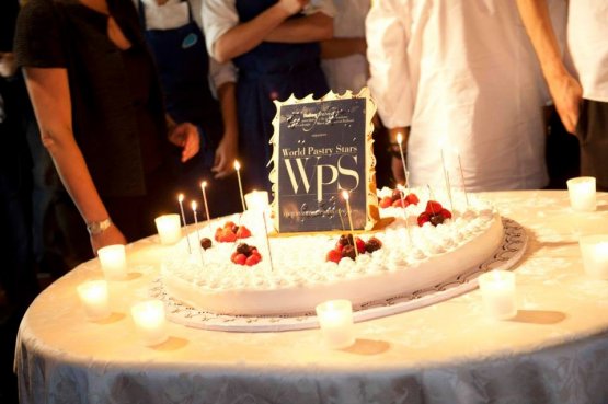 Torta finale per il compleanno del bistellato piemontese (Foto Paolo Picciotto)