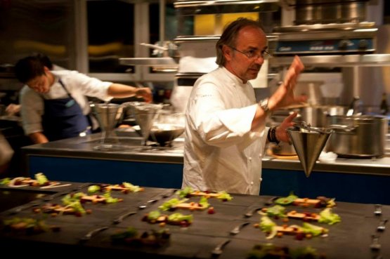 Marco Sacco at the pass during the anniversary party of “his” Piccolo Lago. On Monday he prepared a sumptuous starter, Duck “marbrè” Rougié liver, salad with hazelnut butter and burnt wheat (you can have a glimpse of it below) (photo credits Paolo Picciotto)