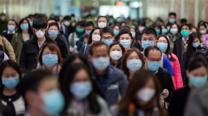 Lots of people, all wearing masks, in the streets of Hong Kong, which had already experienced an epidemic emergency in the days of Sars and now looks like it will soon leave the Coronavirus one behind
