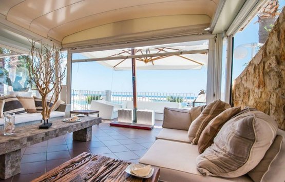 L'elegante veranda affacciata sul mare